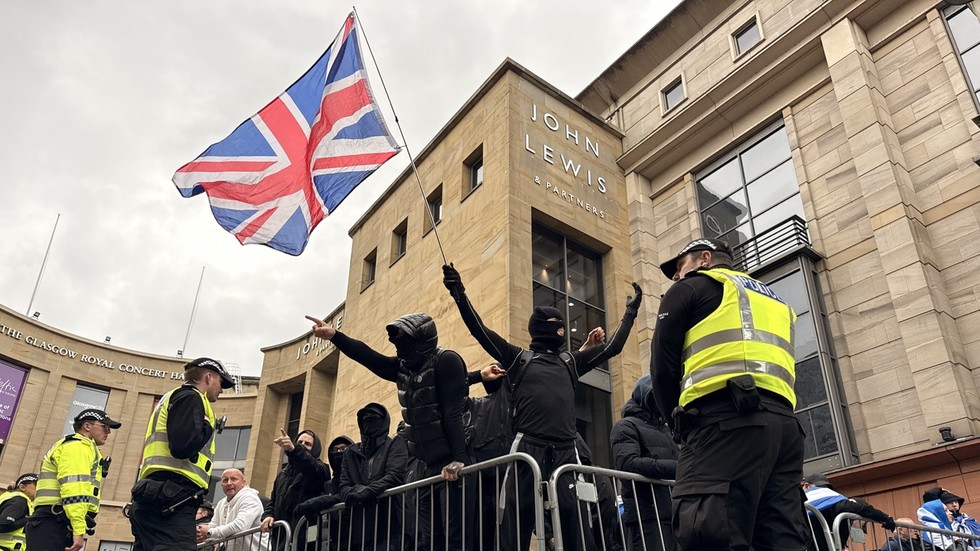 Rival protesters clash in Glasgow amid migration tensions (VIDEOS)