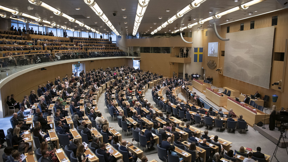 Sweden passes illegal migrant ‘snitch law’