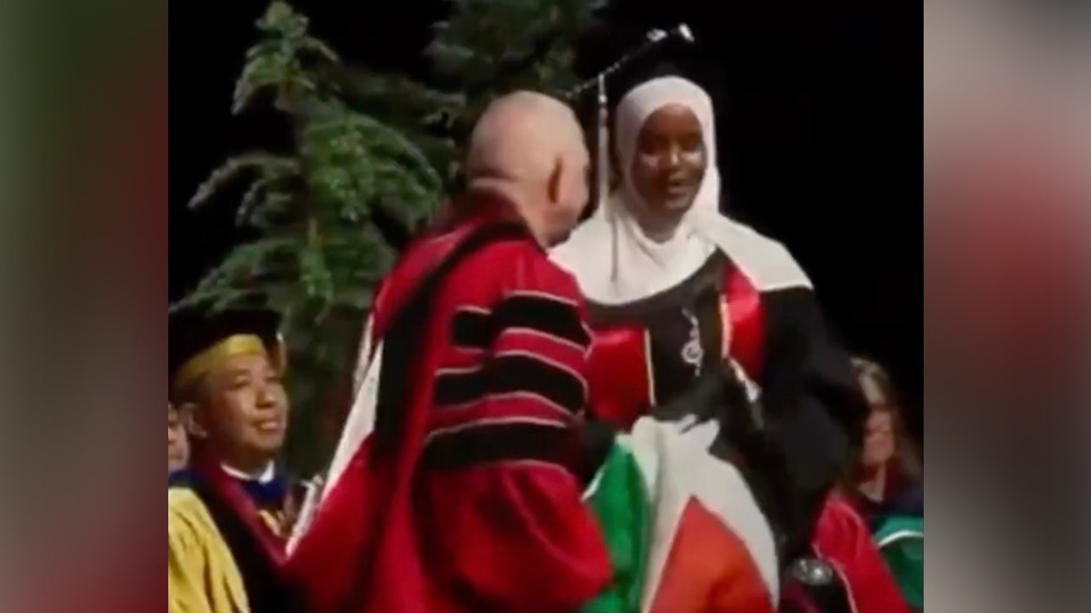 US university provost grabs Palestinian flag from graduate mid-ceremony (VIDEO)