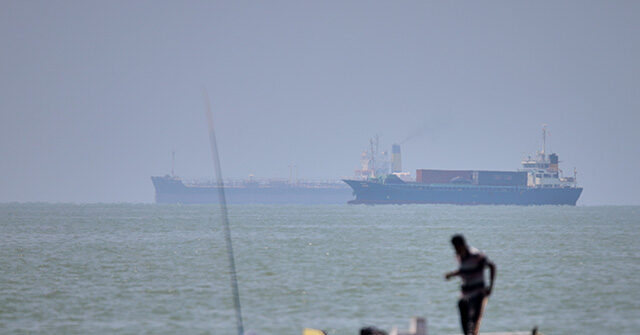 Tankers Continue Moving Through Strait of Hormuz Despite Iranian Threats