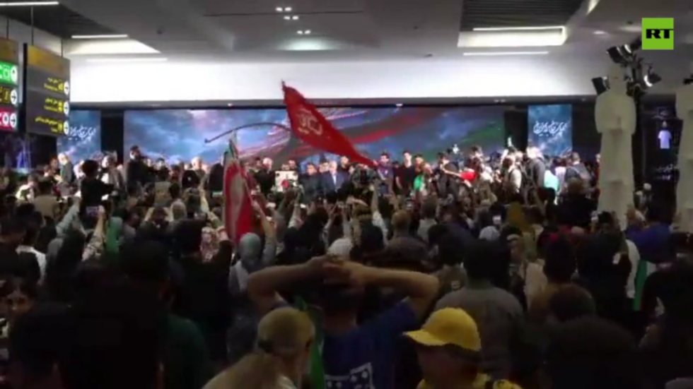 Iranian team welcomed as heroes on return from World Cup (VIDEO)