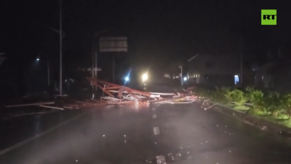 Typhoon rips roofs off buildings and floods southern China (VIDEOS)