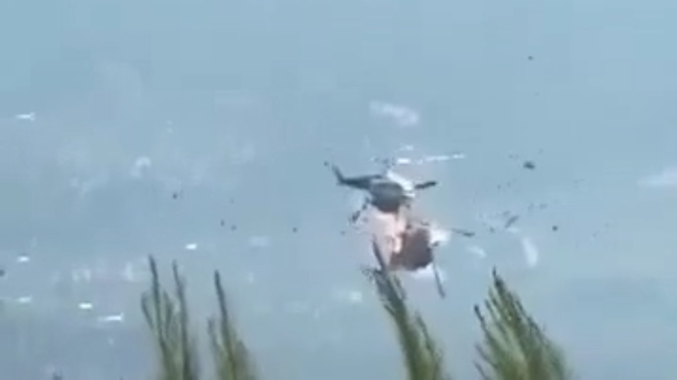Two helicopters collide while battling wildfires (VIDEOS)