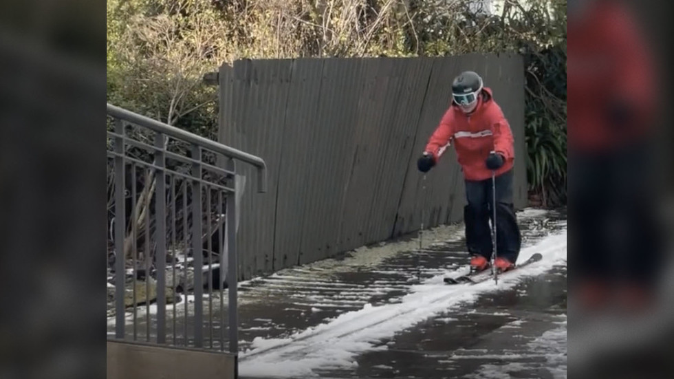 Kiwis ski on city streets amid Antarctic blast (VIDEO)