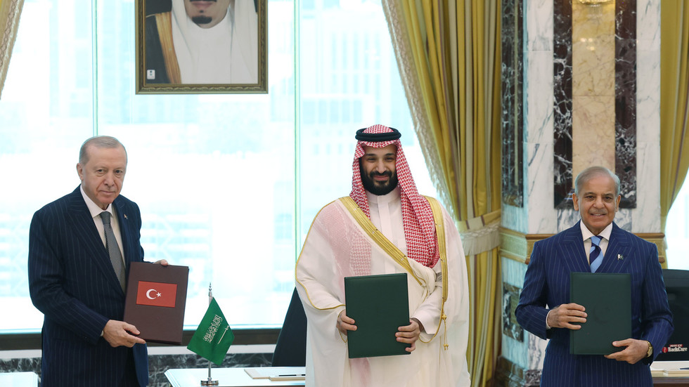 Iranian lawmaker blasts Saudi-led defense pact with Pakistan and Türkiye