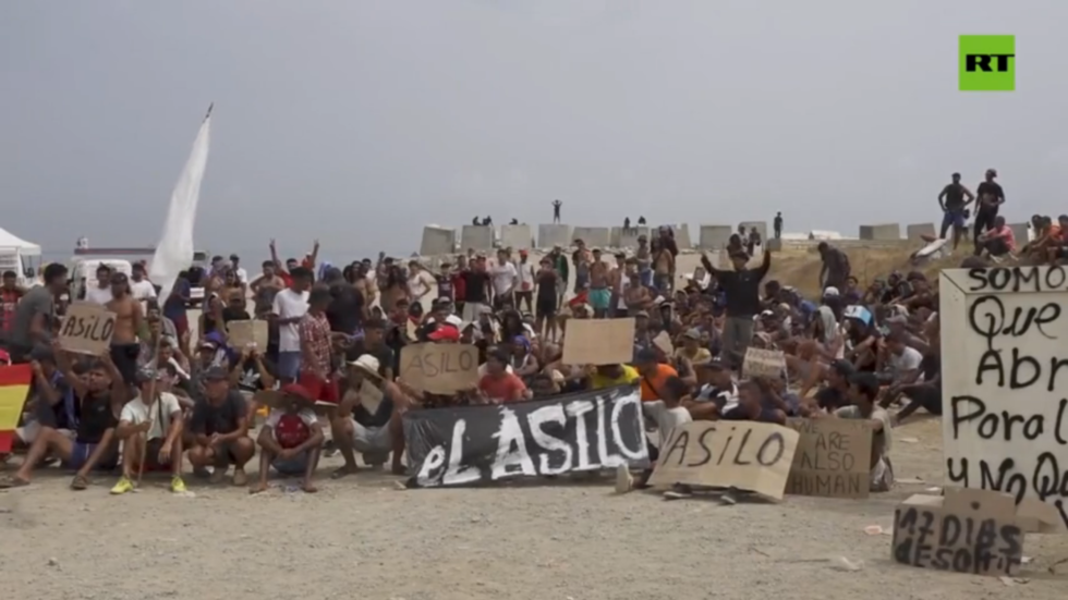 WATCH hundreds of migrants demand asylum in Spanish enclave