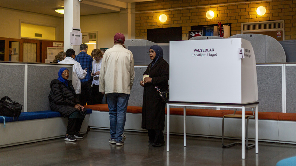 Opposition edges ahead in Swedish election
