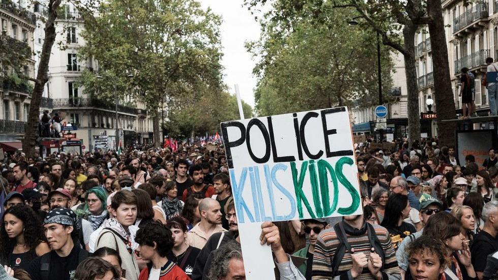 Paris protesters clash with police over ‘license to kill’ bill (VIDEO)