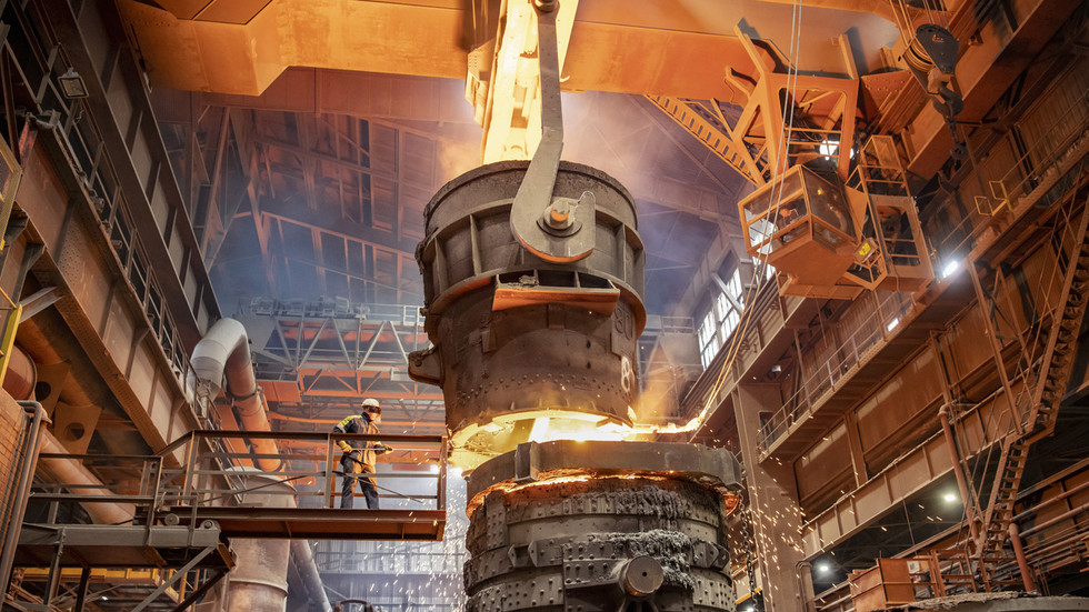 Ukraine’s biggest steelmaker halts production