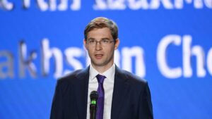 Russian-born businessman elected as new world chess chief