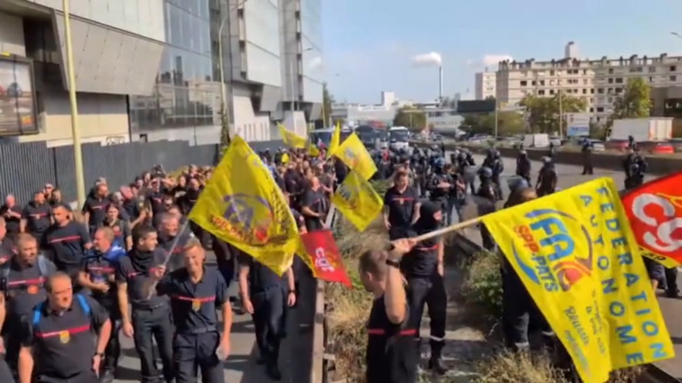 Strikes paralyze France as Macron’s popularity flatlines (VIDEOS)