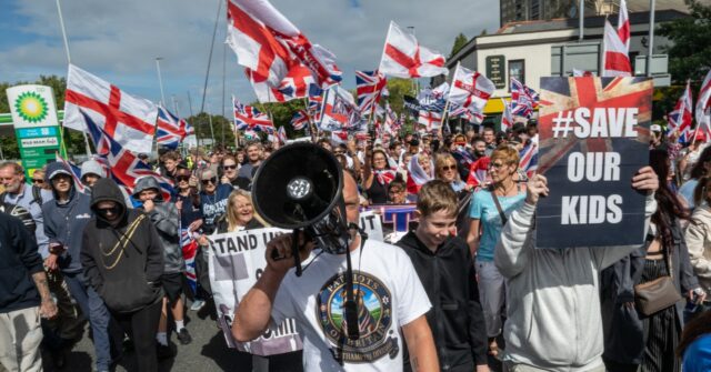 Anti-Mass Migration Protesters Descend on Portsmouth, Police Arrest Man in Burqa After Face Mask Ban
