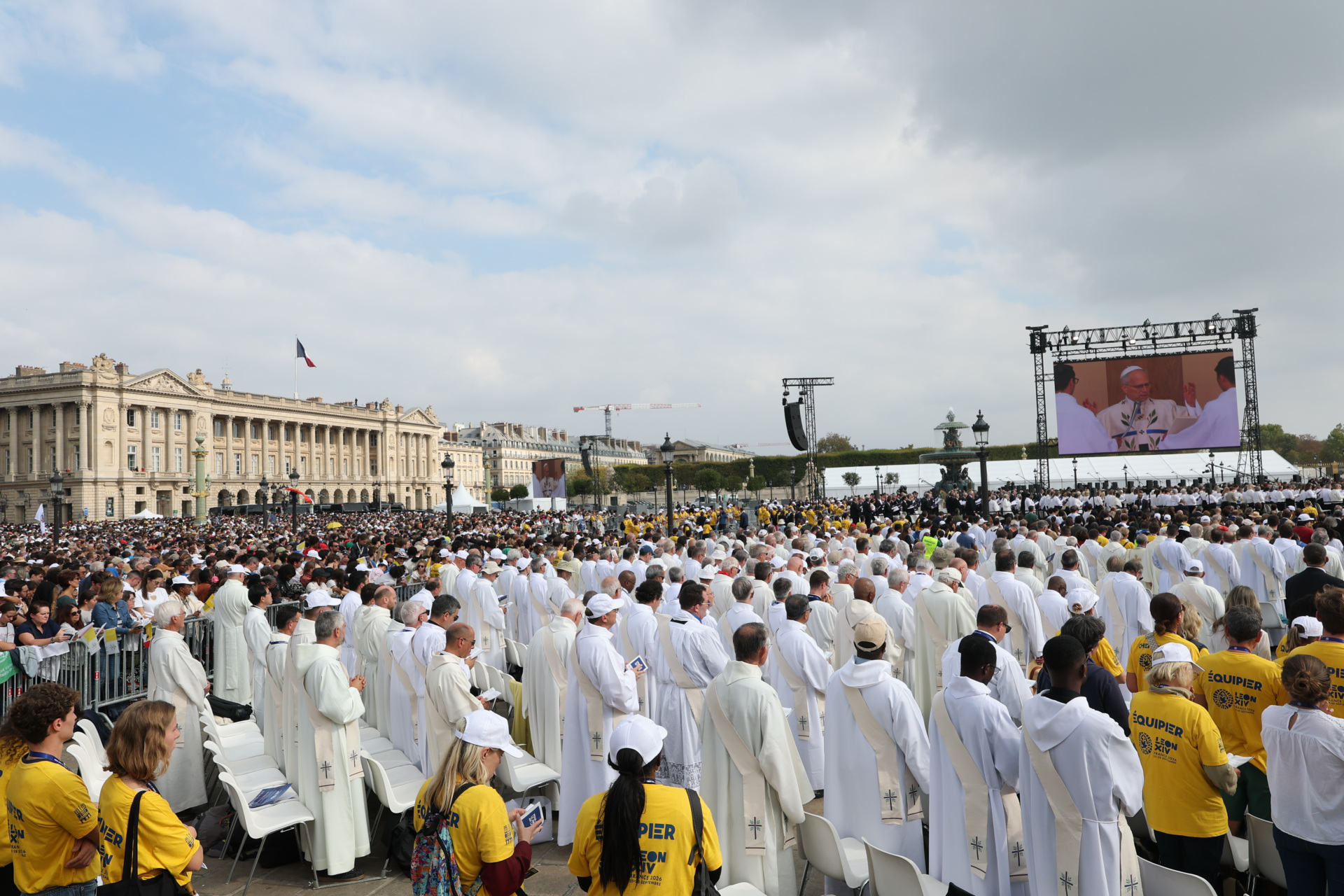 PARIS, FRANCE - SEPTEMBER 26: General view during the Pope's solemn outdoor mass at Place de la Concorde, on September 26, 2026 in Paris, France. Pope Leo XIV is making his first official visit to France from September 25-28 with stops in Paris, Lourdes, and Metz. While in Paris, the pontiff's agenda includes a meeting with French President Emmanuel Macron, a prayer service at Notre-Dame Cathedral, and an open-air mass along the Champs-Élysées, among other engagements. The trip marks the first papal visit to the European country since Benedict XVI visited in 2008. (Photo by Stephane Cardinale - Corbis/Corbis via Getty Images)