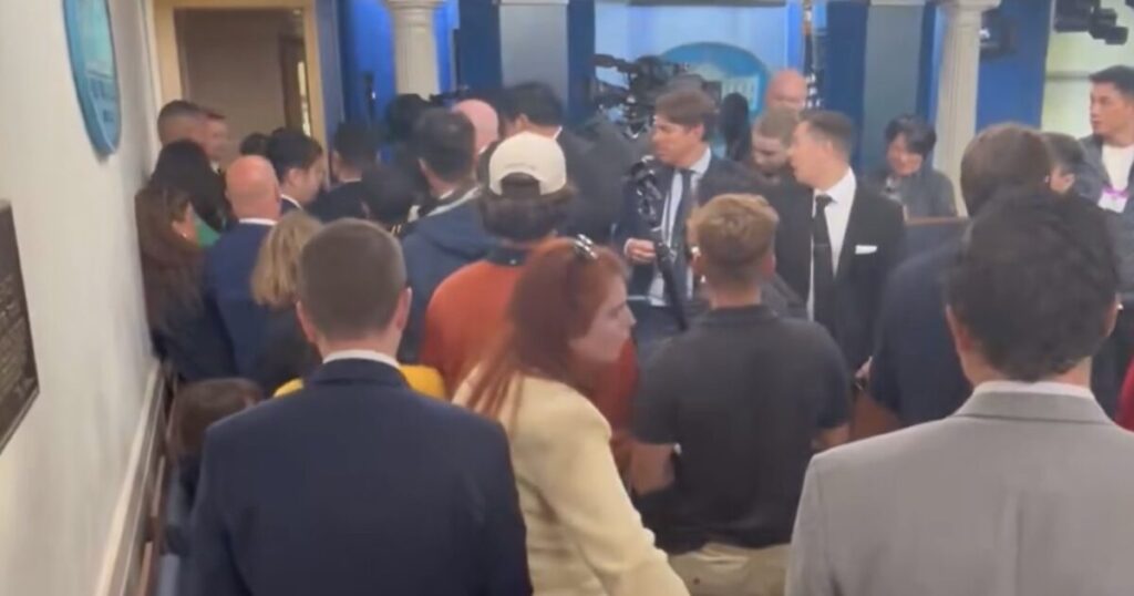 WATCH: Chinese Reporters Clash With Secret Service, Shove American Reporters During Xi’s White House Visit