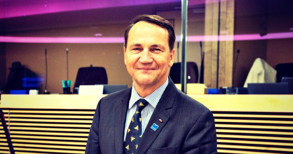 Polish Foreign Minister Sikorski Confirms Advanced Negotiations for New US Military Base in the Country, Housing 10,000 Troops